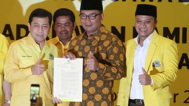 Ketua Umum Partai Golkar Setya Novanto menyerahkan surat rekomendasi kepada Ridwan Kamil dan Daniel Mutaqien sebagai calon Gubernur dan calon Wakil Gubernur di Pilkada Jawa Barat 2018, di DPP Partai Golkar, Slipi, Jakarta, Kamis (9/11)