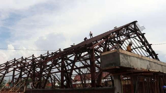 Sejumlah pekerja menyelesaikan proyek pembangunan Museum Pelelangan Ikan di kawasan Pasar Ikan, Penjaringan, Jakarta Utara, Senin (9/11).