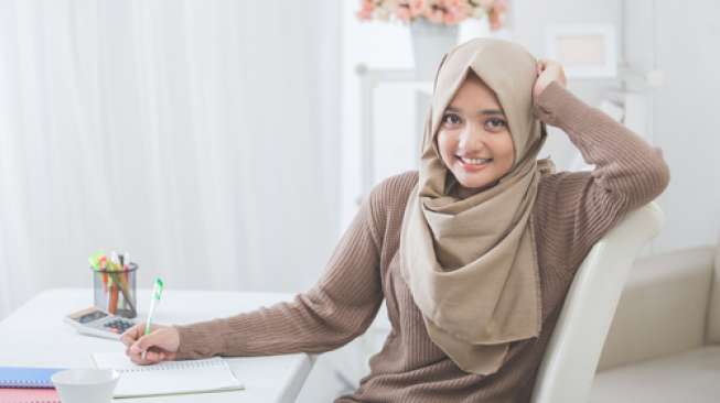 5 Inspirasi Sweater  Oversized bagi Hijabers  di Musim Hujan