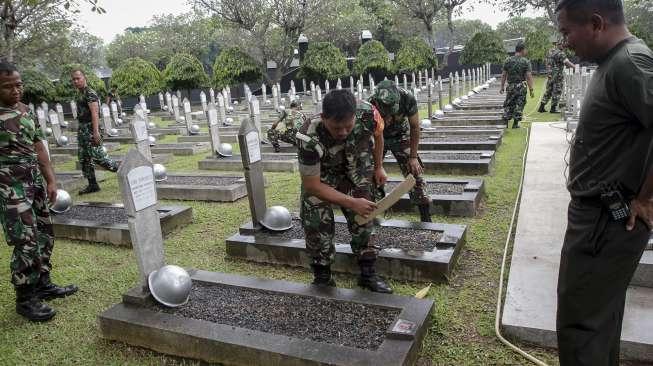 Gabungan anggota TNI Garnisun se-Jabodetabek bertugas membersihkan area Taman Makam Pahlawan (TMP) Kalibata, di Jakarta, Kamis (9/11/2017), jelang peringatan Hari Pahlawan. [Suara.com/Kurniawan Mas'ud]