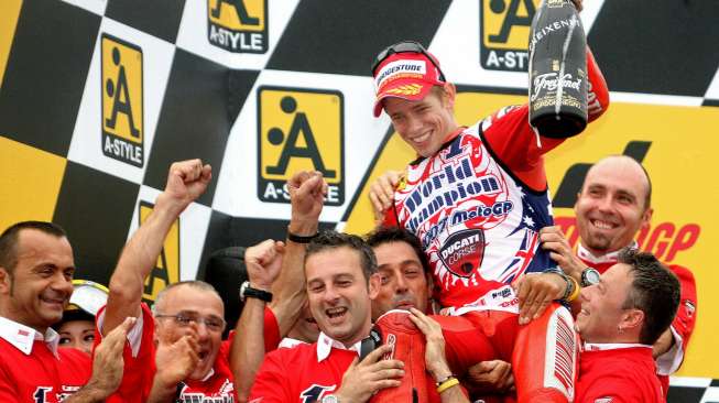 Casey Stoner merayakan keberhasilan jadi juara dunia MotoGP bersama kru timnya di Ducati tahun 2007. [AFP]
