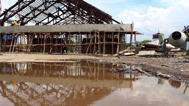 Sejumlah pekerja menyelesaikan proyek pembangunan Museum Pelelangan Ikan di kawasan Pasar Ikan, Penjaringan, Jakarta Utara, Senin (9/11).