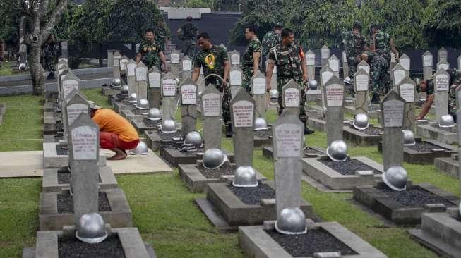 Gabungan anggota TNI Garnisun se-Jabodetabek membersihkan area Taman Makam Pahlawan (TMP) Kalibata, di Jakarta, Kamis (9/11/2017), jelang peringatan Hari Pahlawan. [Suara.com/Kurniawan Mas'ud]