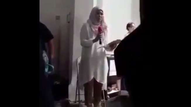 Nyanyi "Ave Maria" di Gereja, Perempuan Berhijab Picu Kontroversi