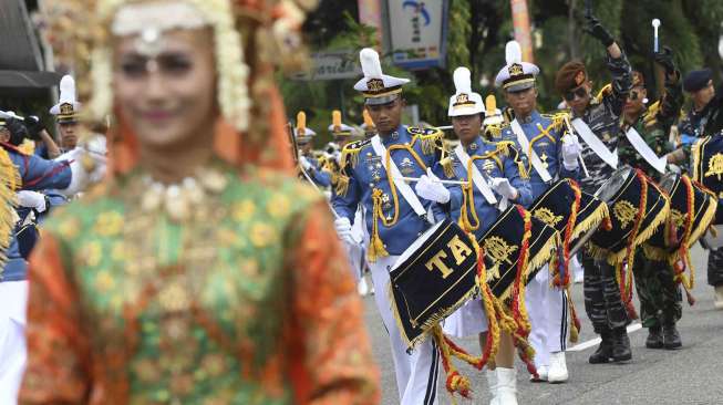 Genderang Suling Gita Jala Taruna beraksi saat kirab kota ketika KRI Bima Suci bersandar di Padang, Sumatera Barat, kamis (9/11).