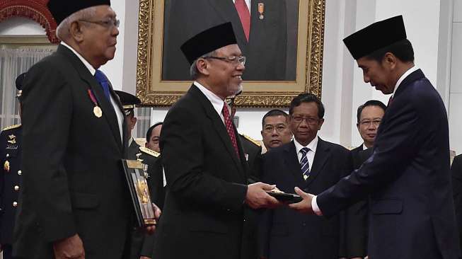 Presiden Joko Widodo menyerahkan tanda jasa saat penganugerahan gelar pahlawan di Istana Negara, Jakarta, Kamis (9/11).