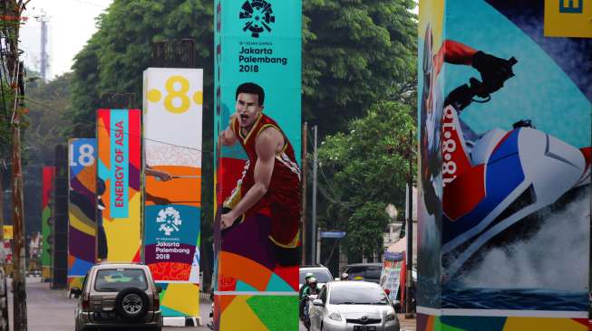 Sejumlah spanduk Asian Games 2018 terpasang di tiang bekas proyek Monorel di Kawasan Senayan, Jakarta, Sabtu (4/11). [Antara]