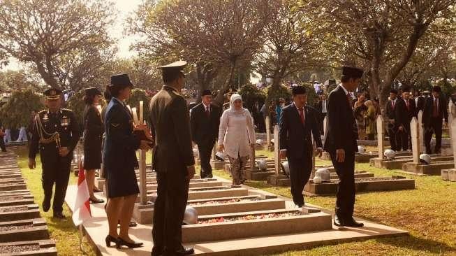 Presiden Joko Widodo Tabur Bunga di Taman Makam Pahlawan