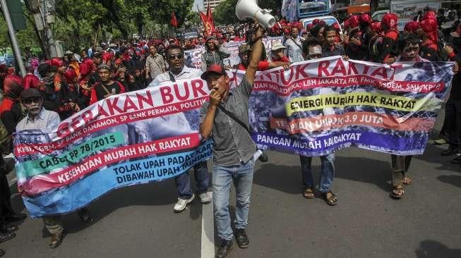 Ribuan buruh dari berbagai elemen buruh yang tergabung dalam Konfederasi Serikat Pekerja Indonesia (KSPI) menggelar aksi protes di depan kantor Balai Kota Provinsi DKI Jakarta, Jumat (10/11).