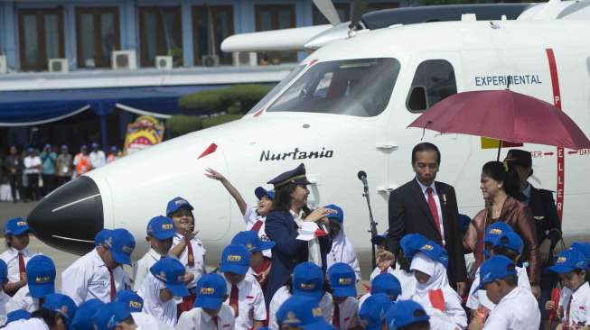 Presiden Joko Widodo saat acara pemberian nama Pesawat N219 di Base Ops, Lanud Halim Perdanakusuma, Jakarta, Jumat (10/11).