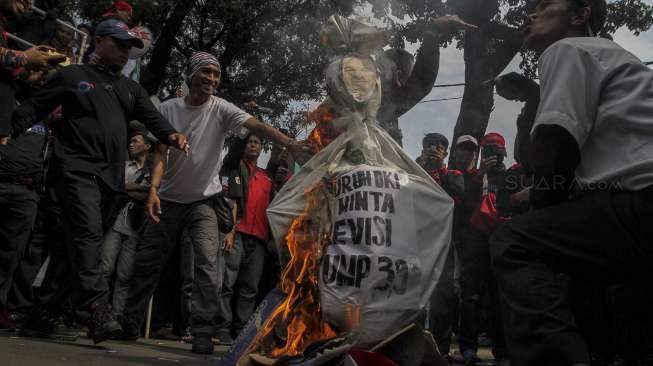 Ribuan buruh dari berbagai elemen buruh yang tergabung dalam Konfederasi Serikat Pekerja Indonesia (KSPI) menggelar aksi protes di depan kantor Balai Kota Provinsi DKI Jakarta, Jumat (10/11).