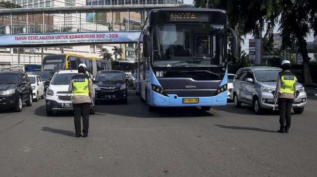 Polisi Lalu lintas memberhentikan kendaraan yang melintas untuk mengheningkan cipta sejenak di kawasan Bundaran HoteI Indonesia, Jakarta, Jumat (10/11).