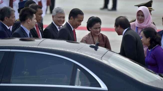 Presiden Joko Widodo bersama Ibu Negara Iriana Joko Widodo tiba di Bandara Internasional Da Nang, Vietnam, Jumat (10/11).