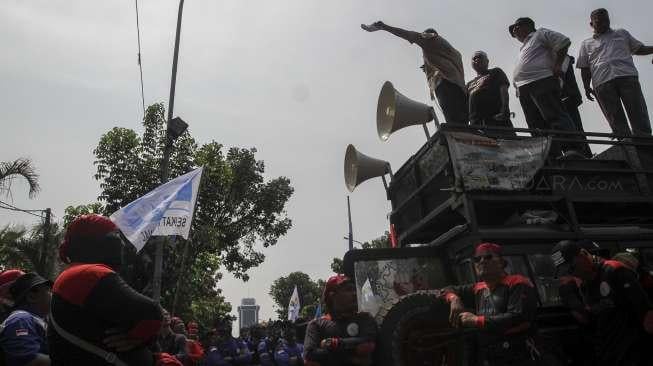 Ribuan buruh dari berbagai elemen buruh yang tergabung dalam Konfederasi Serikat Pekerja Indonesia (KSPI) menggelar aksi protes di depan kantor Balai Kota Provinsi DKI Jakarta, Jumat (10/11).