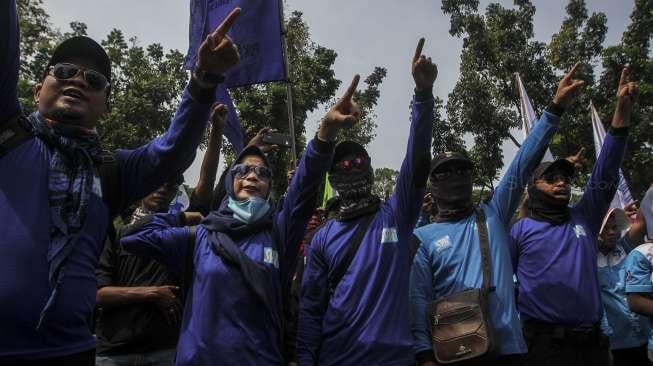 Ribuan buruh dari berbagai elemen buruh yang tergabung dalam Konfederasi Serikat Pekerja Indonesia (KSPI) menggelar aksi protes di depan kantor Balai Kota Provinsi DKI Jakarta, Jumat (10/11).