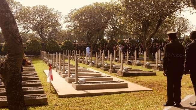 Presiden Joko Widodo dan Wapres Jusuf Kalla tabur bunga di Taman Makam Pahlawan (TMP) Kalibata, Jakarta Selatan, Jumat (10/11/2017). (Foto: suara.com/ Nikolas Tolen)