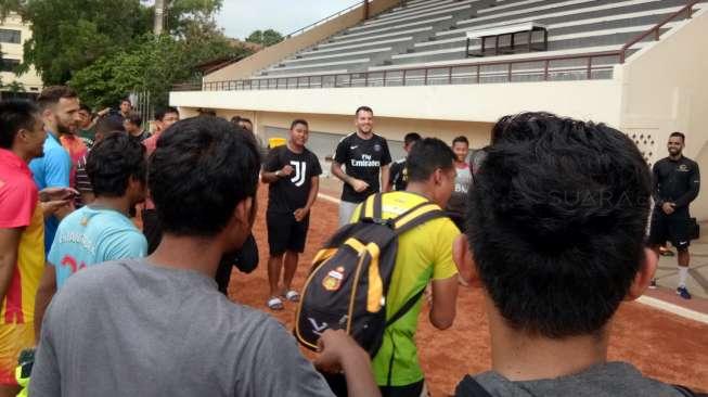 Bhayangkara Juarai Liga 1, Simon Nazar Naik ke Atas Gedung dan...