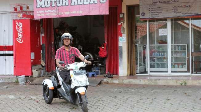 Catur Bambang, pemilik bengkel Modifikasi Motor Roda 3 khusus difabel di bengkel miliknya, di kawasan Bintaro, Sabtu (11/11/2017). [Suara.com/Oke Atmaja]