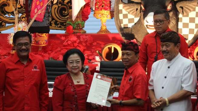 Ketua Umum PDIP Megawati Soekarnoputri mengumumkan pasangan calon yang akan diusung pada Pemilihan Gubernur (Pilgub) Bali 2018, di Jakarta, Sabtu (11/11/2017). [Suara.com/Oke Atmaja]