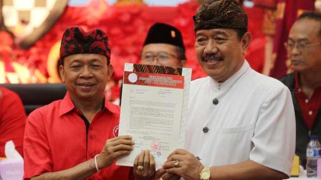 Pasangan Cagub dan Cawagub Bali dari PDIP,  I Wayan Koster dan Tjokorda Oka Artha Ardana Sukawati alias Cok Ace, dalam acara pengumuman resmi di Jakarta, Sabtu (11/11/2017). [Suara.com/Oke Atmaja]