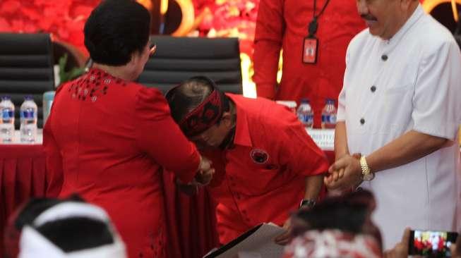 Ketua Umum PDIP Megawati Soekarnoputri menyalami I Wayan Koster saat acara pengumuman pasangan calon yang akan diusung pada Pemilihan Gubernur (Pilgub) Bali 2018, di Jakarta, Sabtu (11/11/2017). [Suara.com/Oke Atmaja]