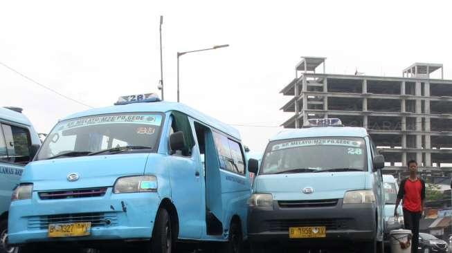 Deretan angkot yang terlihat sedang menunggu penumpang di Terminal Kampung Melayu, Jakarta Timur, Sabtu (11/11/2017). [Suara.com/Oke Atmaja]