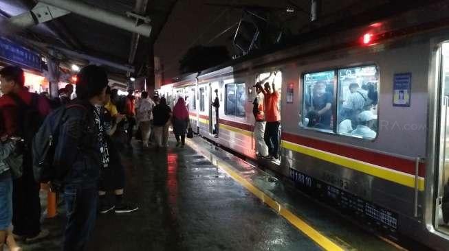 Pondok Ranji-Kebayoran Banjir, KRL Tanah Abang-Serpong Lumpuh