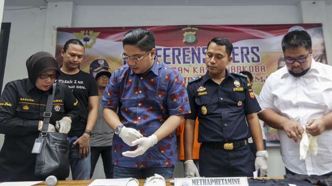 Subdit 3 Ditresnarkoba Polda Metro Jaya bersama dengan Bea dan Cukai merilis hasil penangkapan sepasang kekasih yang membawa 705 gram sabu atau methaphetamine di Bandara Soekarno-Hatta, Jakarta, Minggu (12/11) [Suara.com/Kurniawan Mas'ud]