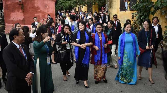 Iriana Joko Widodo bersama para ibu negara anggota APEC lainnya berjalan-jalan di Kota Hoi An, Vietnam, (11/11) (AFP)