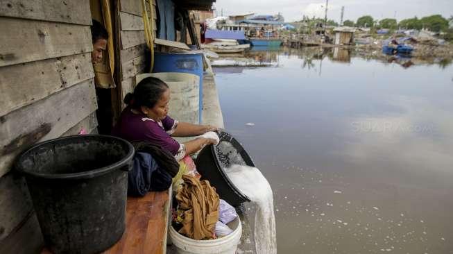 Warga beraktivitas di kawasan bangunan semi permanen di Kampung Akuarium, Jakarta, Minggu (12/11/2017).