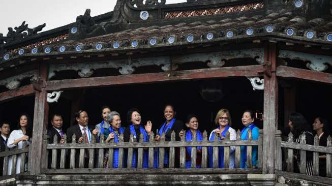 Iriana Joko Widodo bersama para ibu negara anggota APEC lainnya berjalan-jalan di Kota Hoi An, Vietnam, (11/11) (AFP)