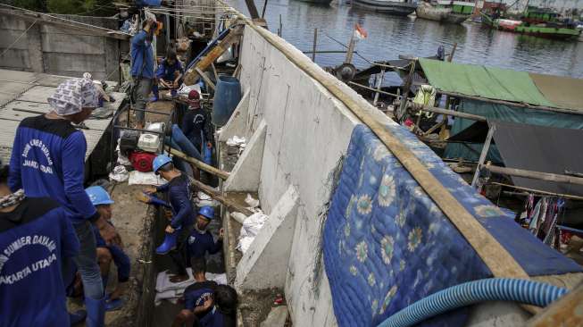 Tanggul Sungai Bungin Jebol, 150 KK di Kabupaten Bekasi Mengungsi