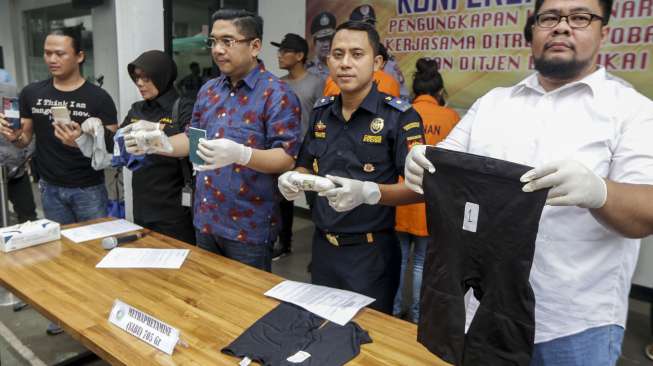 Subdit 3 Ditresnarkoba Polda Metro Jaya bersama dengan Bea dan Cukai merilis hasil penangkapan sepasang kekasih yang membawa 705 gram sabu atau methaphetamine di Bandara Soekarno-Hatta, Jakarta, Minggu (12/11) [Suara.com/Kurniawan Mas'ud]