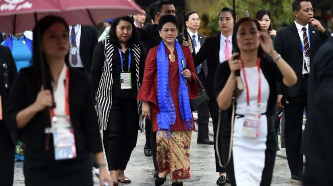 Iriana Joko Widodo bersama para ibu negara anggota APEC lainnya berjalan-jalan di Kota Hoi An, Vietnam, (11/11) (AFP)