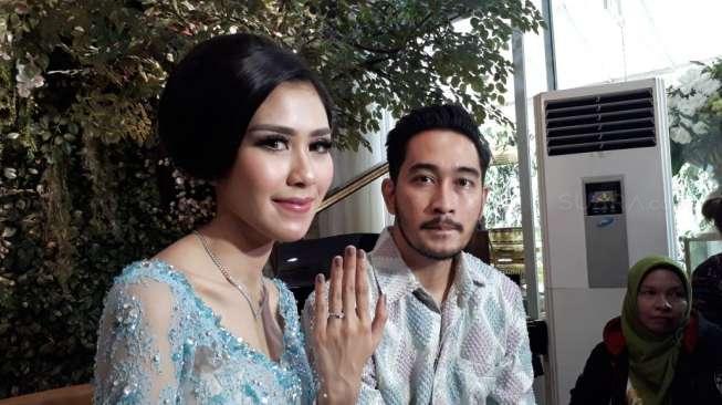 Syahnaz Sadiqah dan Jeje Govinda resmi bertunangan melalui acara yang digelar di kediaman Raffi Ahmad di Green Andara. Depok, Jawa Barat, Minggu (12/11/2017). [suara.com/Ismail]