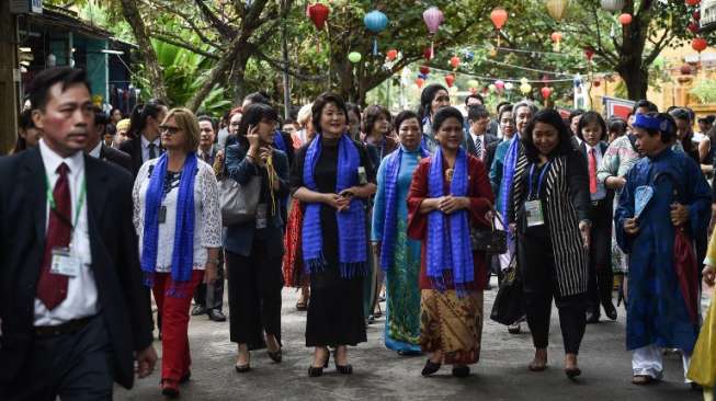 Iriana Joko Widodo bersama para ibu negara anggota APEC lainnya berjalan-jalan di Kota Hoi An, Vietnam, (11/11) (AFP)