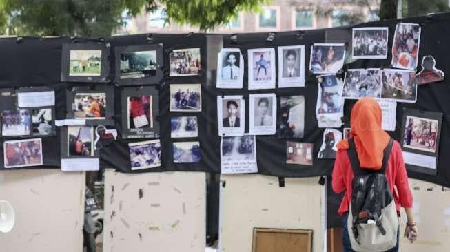 aksi peringatan Tragedi Semanggi di depan kampus Universitas Atmajaya, Semanggi, Jakarta, Senin (13/11).