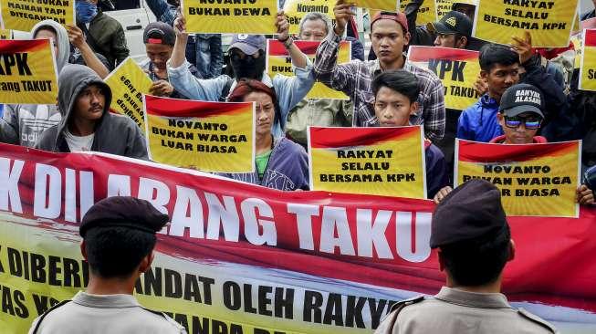 Sejumlah massa berunjuk rasa di depan kantor Komisi Pemberantasan Korupsi (KPK) Jakarta, Senin (13/11).