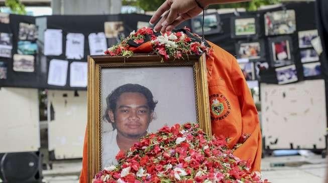 aksi peringatan Tragedi Semanggi di depan kampus Universitas Atmajaya, Semanggi, Jakarta, Senin (13/11).