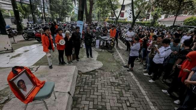 aksi peringatan Tragedi Semanggi di depan kampus Universitas Atmajaya, Semanggi, Jakarta, Senin (13/11).