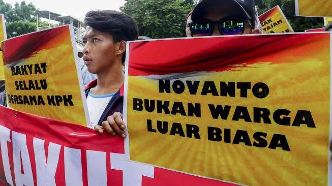 Sejumlah massa berunjuk rasa di depan kantor Komisi Pemberantasan Korupsi (KPK) Jakarta, Senin (13/11).