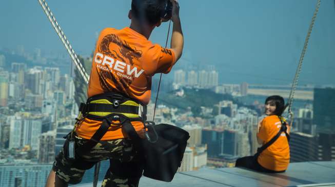 Teresa Yang, wisatawan asal Taiwan menjajal skywalk di lantai 61 Macau Tower (Suara.com/Angelina Donna)