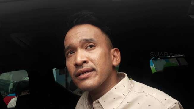 Artis Terkenal, Ruben Onsu Tak Malu Makan di Pinggir Jalan