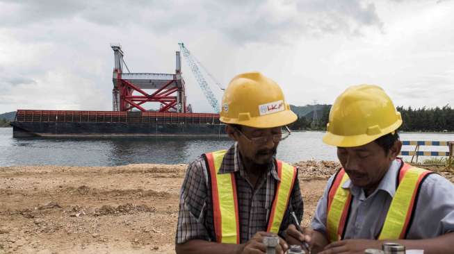 Pembangungan proyek jembatan Holtekamp di Jayapura, Papua, Senin (13/11).