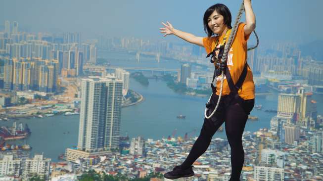 Teresa Yang, wisatawan asal Taiwan menjajal skywalk menjajal skywalk di lantai 61 Macau Tower (Suara.com/Angelina Donna)