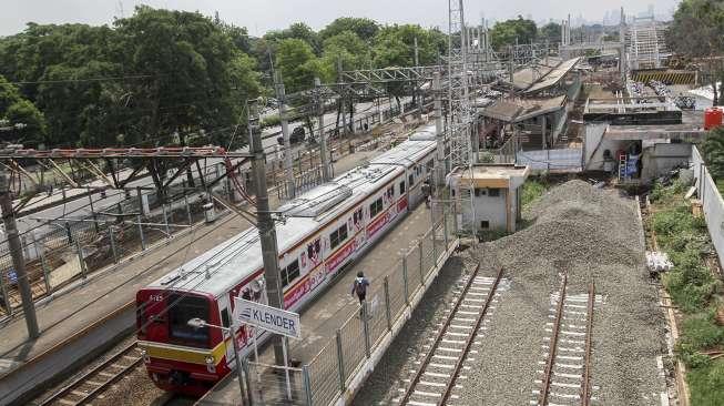 Suasana penyelesaian proyek renovasi pembangunan Stasiun Klender, Jakarta, Selasa (14/11/2017). [Suara.com/Kurniawan Mas'ud]