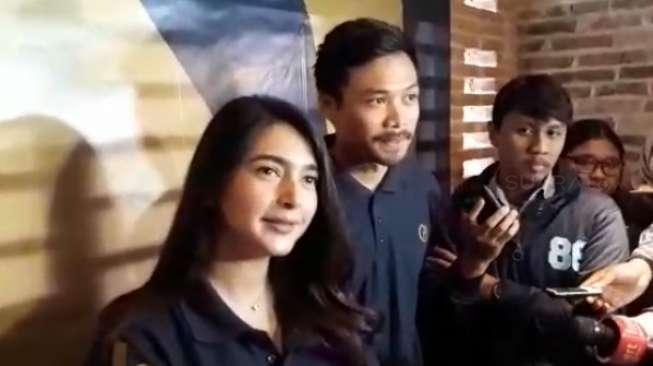 Nabila Syakieb dan Reshi saat meluncurkan aplikasi berkuda Djiugo di Ciranjang, Kebayoran Baru, Jakarta Selatan, Selasa (14/11/2017). [suara.com/Wahyu Tri Laksono]