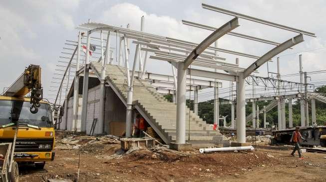 Pekerja menyelesaikan proyek renovasi pembangunan Stasiun Klender, Jakarta, Selasa (14/11/2017). [Suara.com/Kurniawan Mas'ud]