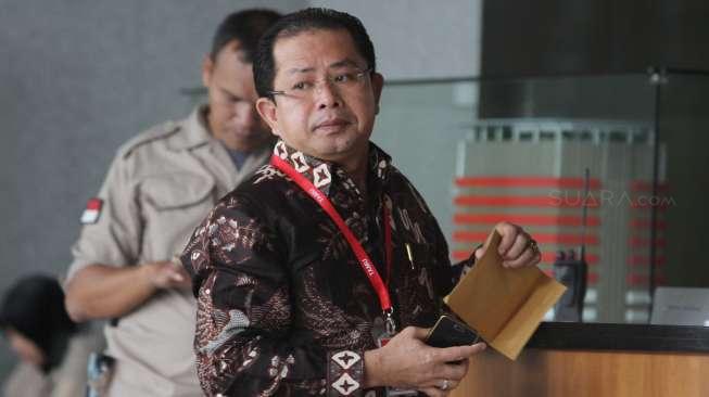 Wakil Bendahara Umum Bidang Jasa Keuangan Perbankan Partai Golkar, Zulhendri Hasan, tiba untuk menjalani pemeriksaan di gedung KPK, Jakarta, Selasa (14/11/2017). [Suara.com/Oke Atmaja]