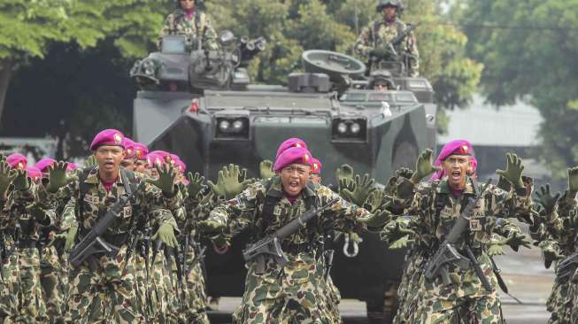 Upacara militer dalam rangka HUT ke-72 Korps Marinir di Bhumi Marinir Cilandak, Jakarta, Rabu (15/11).